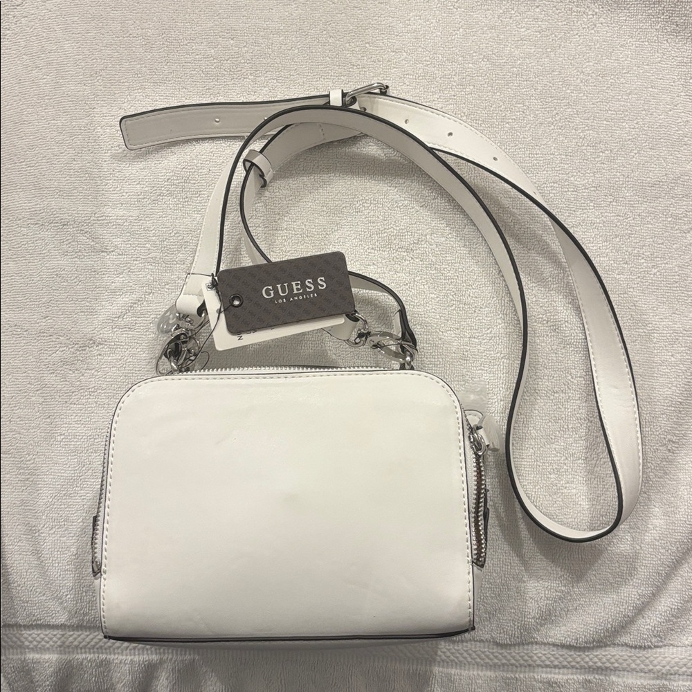 One of the most saw after Guess hand bags ever. White casual bags with strap. - Picture 2 of 5